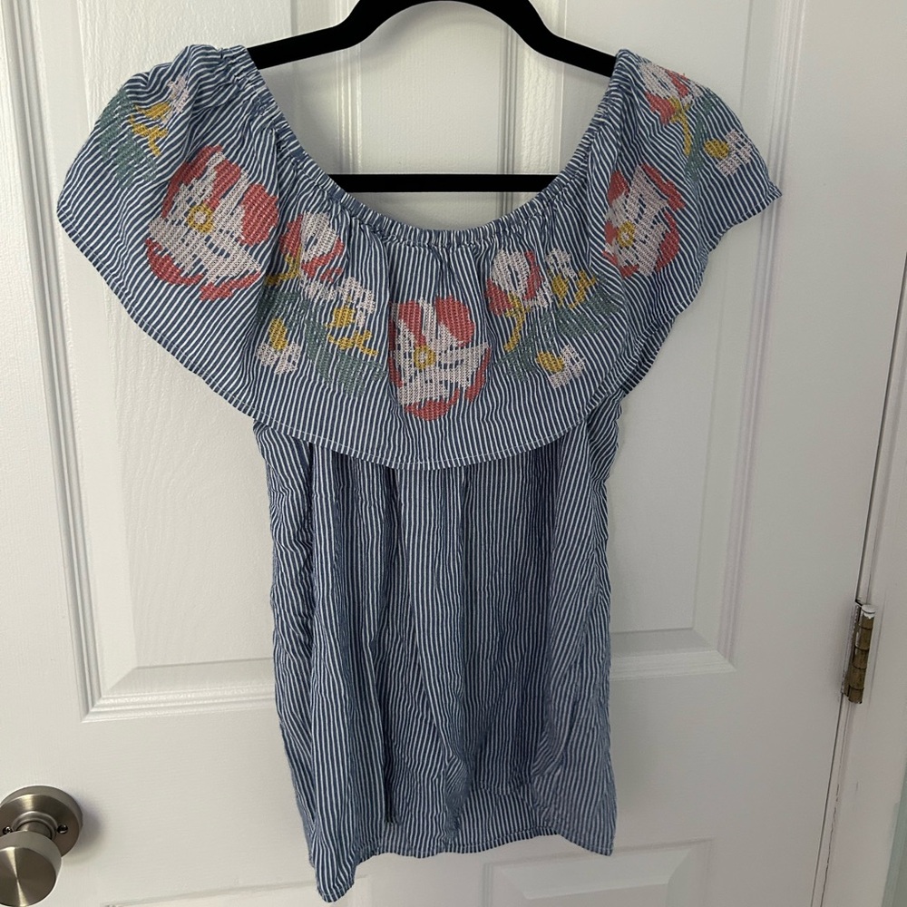 Boutique top. On or off the shoulder. Only worn 2 times.